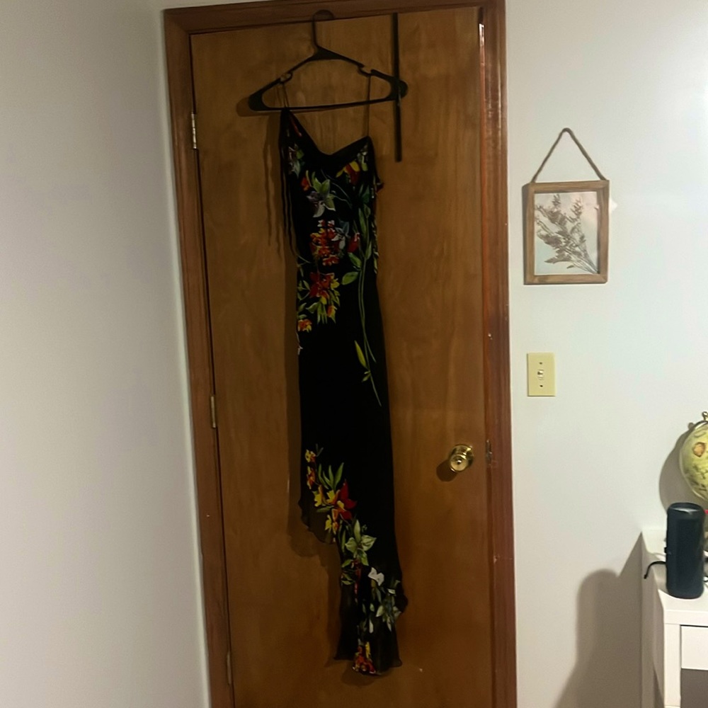 this is a size 6 flattering floral pattern dress from cache.